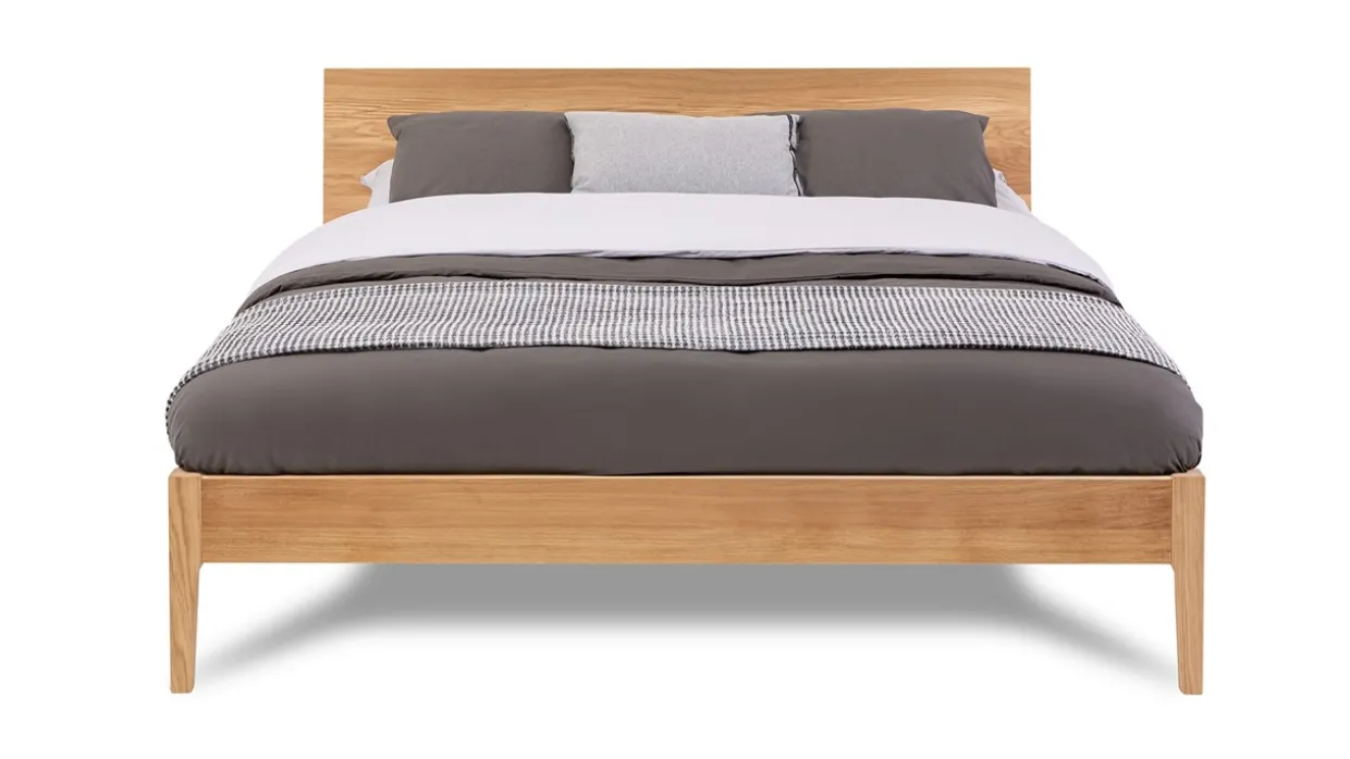 Bed Sky met hoofdbord en poten hout
