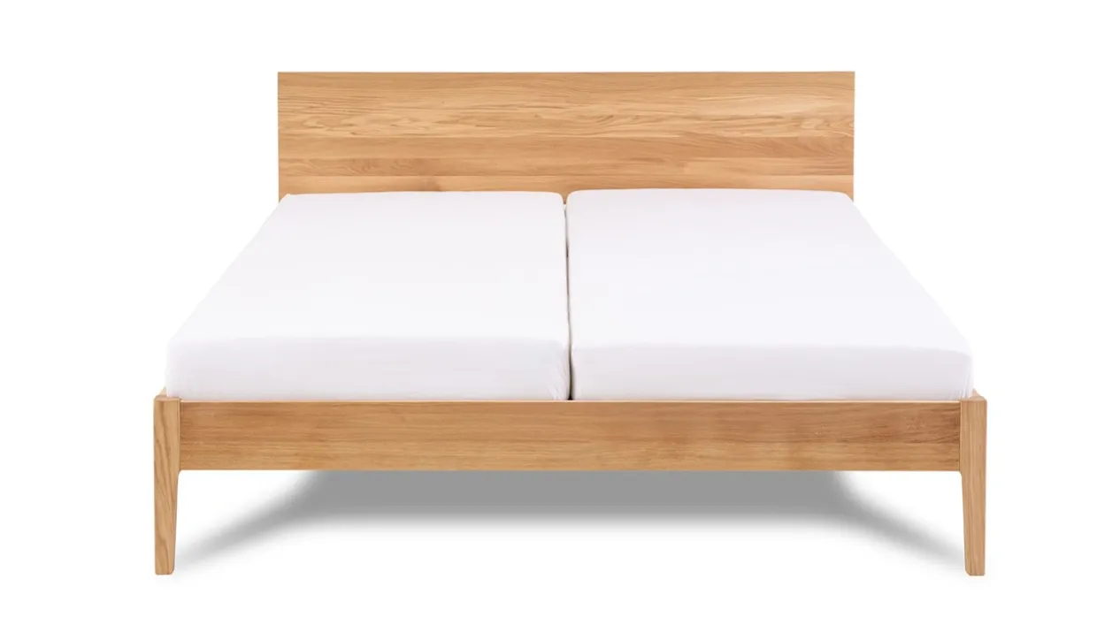 Bed Sky met hoofdbord en poten hout