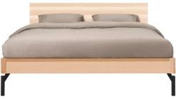 Bed Sky met hoofdbord hout en poten metaal
