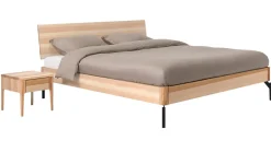 Bed Sky met hoofdbord hout en poten metaal